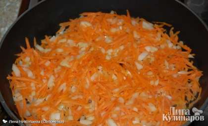В сковороде на растительном масле пассеруем лук с морковью