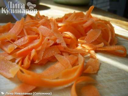 Разогреть сковородку с капелькой оливкового масла.  Морковь нарезать ножом для чистки овощей и выложить в сковороду