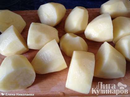 Картофель помойте, почистите и порежьте крупными кусками: крупный клубень на 4 части, средний на 2.