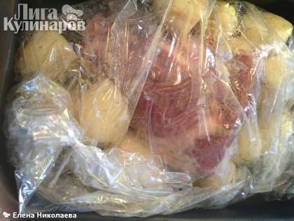 Ставим свинину с картофелем в предварительно разогретую до 200 С духовку на 1.5 часа.
