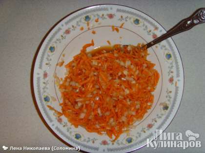 Натираем на терке морковь, мелко режем лук, солим, перчим. Смешиваем с взбитым яйцом