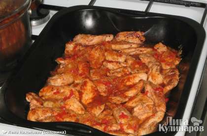 В жаропрочную форму выкладываем курицу, заливаем острым соусом и в духовку на 20 минут при 200С.