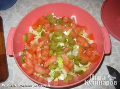 Потом добавляем к салату порезанный помидор и порезанные маринованные огурчики