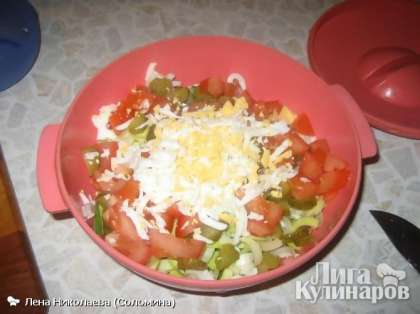 Мелко режем сваренное вкрутую яйцо и к салату