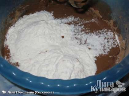 Муку просеять, соединить с солью (пол-чайной ложки) и постепенно всыпать в тесто, тщательно размешивая