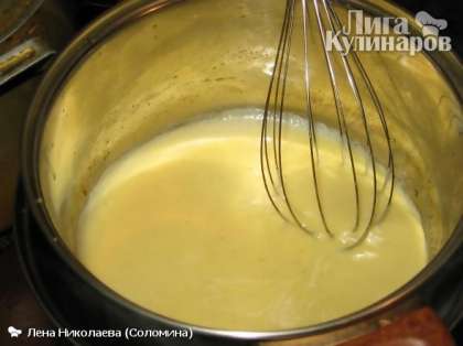 В результате должен получиться густой кремообразный соус, в который в самом конце вливаем лимонный сок и снимаем с водяной бани.