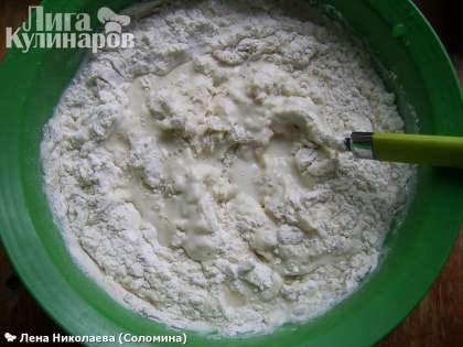 Растворить соль в воде, добавляя муку, постепенно замесить тесто.