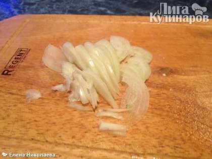 Нарезаем лук полукольцами. Я не очень люблю острый вкус лука в салате, поэтому слегка замариновала лук в бальзамическом уксусе (1 ч. ложка, перемешать и оставить на 10-15 минут). Выкладываем лук в салат