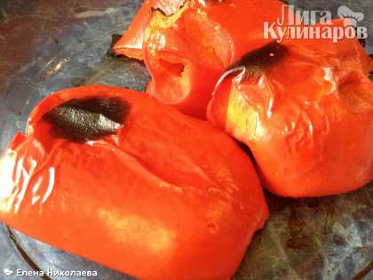 Запеките болгарский перец в духовке (220-230 С) до черных подпалин на кожице. Это займет около 40 минут. Затем плотно накройте крышкой.