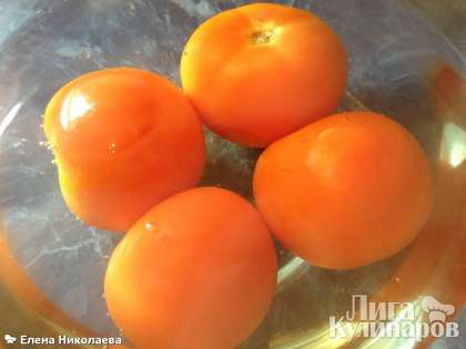 Половину помидоров, которые пойдут в соус, заливаем крутым кипятком и оставляем на 3 минуты. Нам надо снять кожицу.