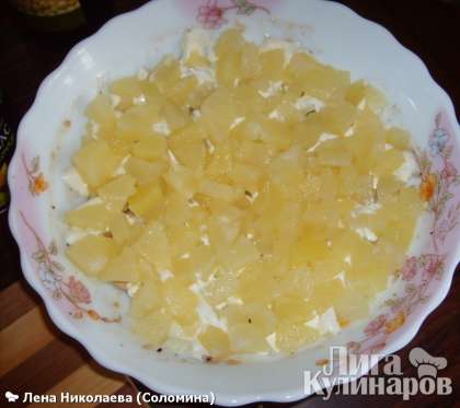 В миске соединить курицу, яйцо, ананасы (без жидкости), перемешать и заправить майонезом. По вкусу добавить карри.   Приятного аппетита!