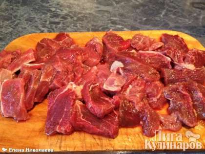 Мясо промыть и нарезать кусочками или брусочками (кто как больше любит).  Посолить мясо