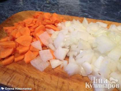 Пока жарится мясо, лук и морковку почистите и  нарежьте не сильно мелко.