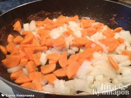 На сковороду наливаем еще ложку растительного масла, выкладываем порезанные овощи и обжариваем до золотистого цвета.