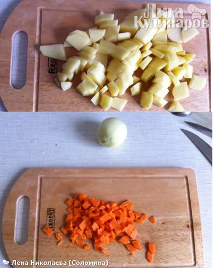Почистить картофель, морковь, нарезать кубиками. Выложить картофель и мясо в суп, добавить перец горошком и лавровый лист.  Порезать соломкой капусту и добавить в суп.