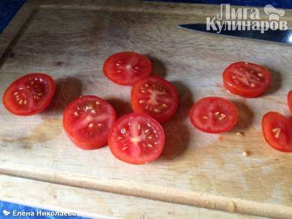 Омлет с помидорами получается ароматным и очень вкусным. Выбирайте крепкие красные помидоры или зрелые черри (из расчета 4-5 штук). Большой помидор нарезаем на круглые дольки, которые режем пополам или на 4 части. А маленькие черри достаточно нарезать просто дольками