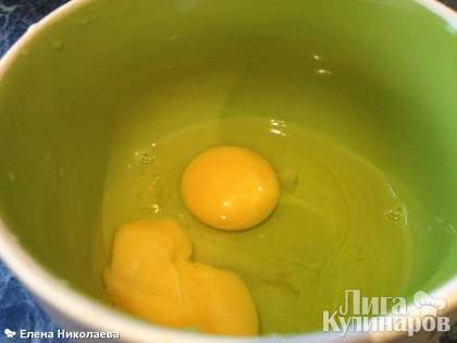 Разбить в миску пару яиц