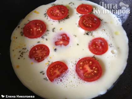 Вылить взбитые яйца в сковороду к помидорам, накрыть крышку