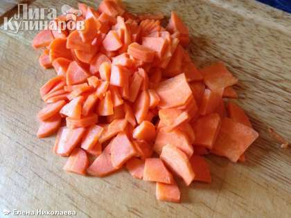 Морковь чистим и нарезаем тонкими ломтиками. Можно воспользоваться крупной теркой.