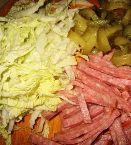 Огурцы, капусту и колбасу нарезаем соломкой.