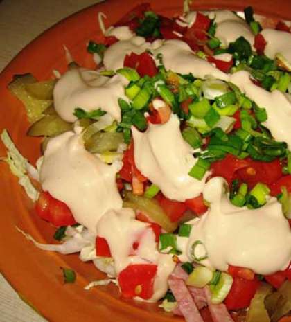 Нарезаем помидор и зеленый лук. все смешиваем в салатнике и выкладываем в плоскую тарелку, которая пригодна для использования в микроволновке.