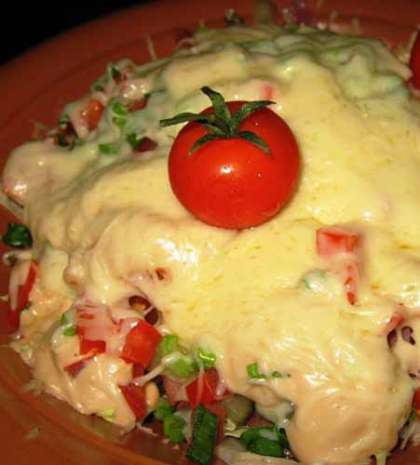 Запекаем салат некоторое время, пока сыр не расплавится. Подаем салат с украшениями. Можно его украсить целым небольш8им помидором черри.