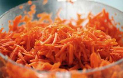 Морковь очистить от кожуры, хорошенько вымыть ее водой. Затем морковь нужно натереть на терку. Морковную стружку переложить к капусте.