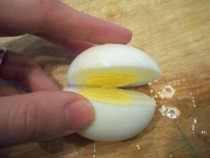 Предварительно отвариваем яйца вкрутую. Ставим их под струю холодной воды и остужаем. Так они быстрее остынут и будут легче чиститься. Нарезаем их на четвертинки.