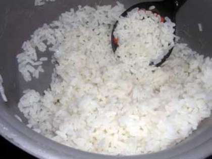 Предварительно отварим рис, также отварим куриные яйца. Полосками нарезаем красную рыбу. Также мелко нарезаем яйца. Рису даем немного остыть.