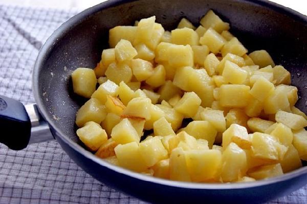 Картофель нарезать кубиками и обжарить в растительном масле до готовности(отставить отдельно).