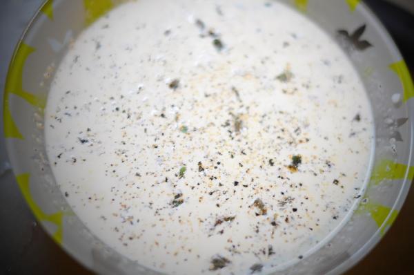 Для соуса смешать сливки, соль, перец, мелко нарезанный свежий орегано. Можно заменить сухой травкой.