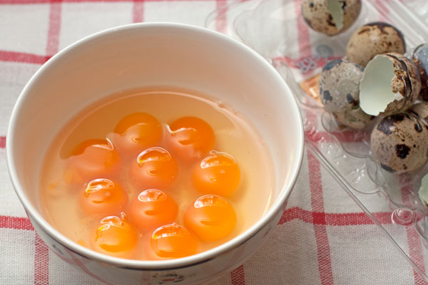 Вымойте яйца теплой водой, оботрите и аккуратно разбейте их в миску. Это нужно, чтобы все яйца приготовились равномерно.