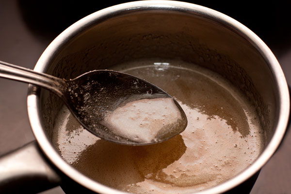 В маленьком сотейнике смешайте мёд с сахаром и подогрейте на небольшом огне, помешивая, чтобы сахар растворился. Доведите до кипения.