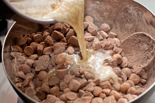 Влейте горячий сироп к в ореховую смесь и быстро перемешайте. Не мешкайте, смесь быстро густеет и мешать становится труднее.