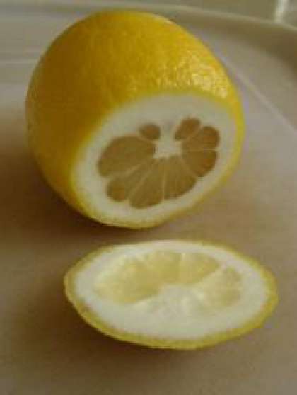 Кроме ягод черники нам понадобится лимон. Лимон нужно тщательно помыть водой. Просушить бумажно салфеткой. Срезать с лимона цедру. Из лимона выдавить сок. Для этого можно воспользоваться соковыжималкой или сделать это руками.