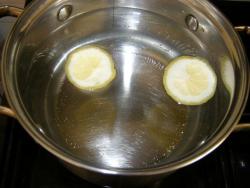 Взять кастрюлю среднего размера. Налить в кастрюлю воду. Добавить сахар и цедру лимона. Все перемешать. Довести жидкость до кипения и варить 5 минут.
