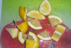 Этот процесс необходим для того, чтобы ушла вся горечь с фрукта. Теперь с помощью ножа нарежьте вместе с кожурой лимон на крупные кусочки.