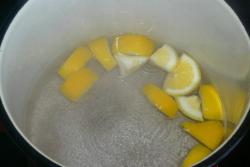 Отдельно влейте в кастрюлю очищенную воду, поставьте на средний огонь и доведите до кипения. Положите теперь кусочки лимона.