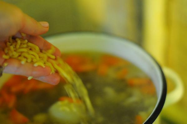 Когда мясо почти сварится (через час), бросить в суп все овощи и варить около 10 минут, затем бросить пару горстей какой-нибудь вермишели и тимьян, посолить, и варить еще минут 5-7 до готовности.