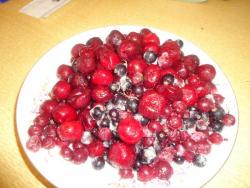 Для начала замороженные фрукты и ягоды достаньте из морозильной камеры и оставьте на столе при комнатной температуре на 15 минут. После промойте их очищенной водой и выложите в вазочки.