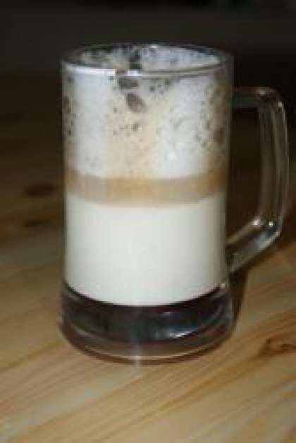 Сверху налейте молоко с пенкой и в конце готовый и ароматный кофе.