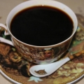 Готовый напиток процедите через мелкое ситечко в кофейную кружку и можете наслаждаться вкусным и ароматным напитком.