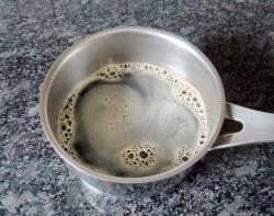 Для приготовления этого напитка лучше выбирать кофе темной жарки, например, «Эспрессо». Всыпьте в емкость три столовых ложки кофе, залейте водой и доведите до кипения.