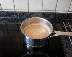 Теперь необходимо кофе остудить. В большой кастрюле соединяем сахар, молоко и готовый остывший кофе. Ставим на средний огонь, и периодически помешивая, доводим до кипения.