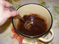 Для начала в отдельной емкости смешайте сахар с какао-порошком. Добавьте немного кипятка и тщательно размешайте ингредиенты до однородного состояния.