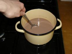 В оставшемся молоке разведите своими руками крахмал, тщательно перемешайте и процедите. Полученную смесь аккуратно введите в какао. Поставьте на огонь и доведите до кипения.