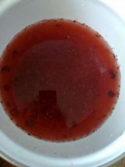 В кастрюлю сложите ягодный жмых и залейте водой. На один стакан жмыха понадобиться один литр очищенной воды.