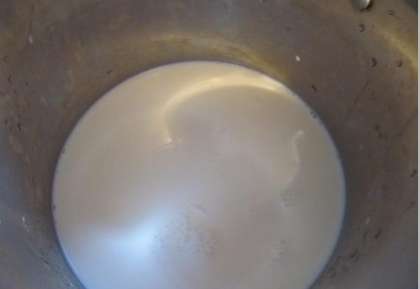 Взять среднего размера кастрюлю. Вылить три стакана молока в кастрюлю и поставить на плиту. Включим комфорку на сильный огонь и доведем молоко до кипения.