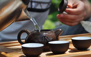 Рецепт приготовления домашнего напитка с шиповником довольно простой. Такой чай поможет вас справиться с головной болью, а также с начинающейся признаками простуды. Вскипятите самостоятельно воду в чайнике. Возьмите заварник и обдайте его кипятком.