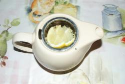 В заварной чайник положите натертый имбирь и дольки лимона. Залейте ингредиенты кипятком и накройте крышкой. Пусть настоится чай в течение 5 минут.